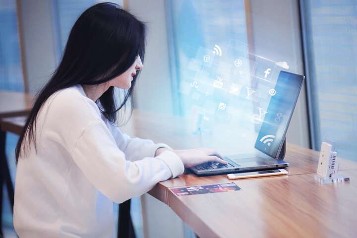 青鸟华光：穿越时光的字体与记忆符号